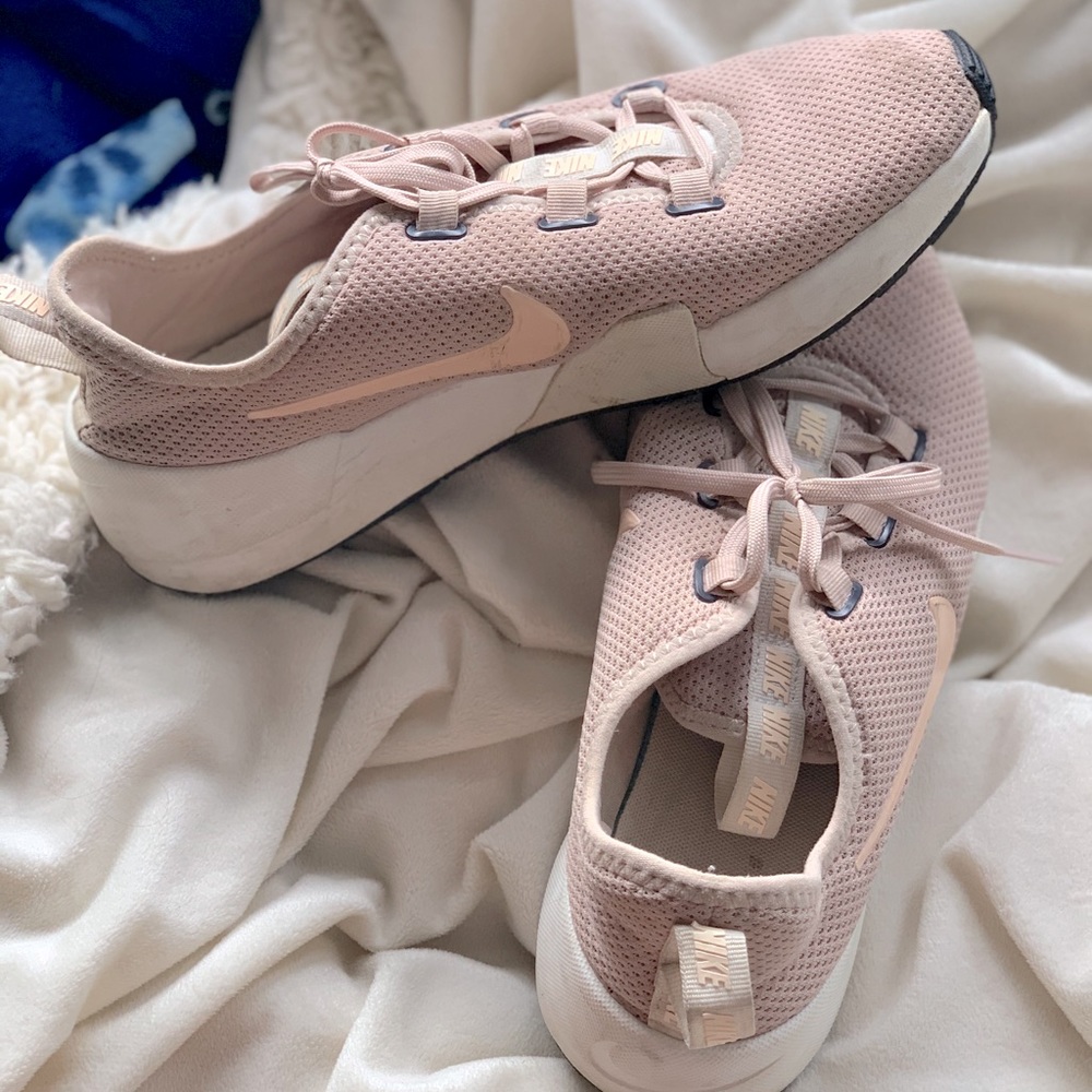 Nike tennis shoes